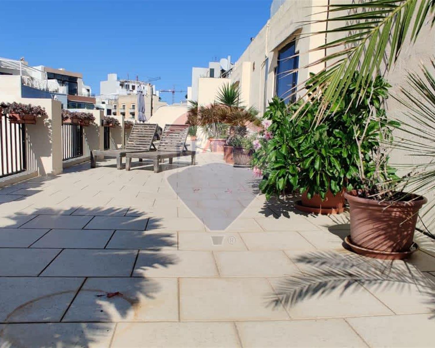 Penthouse in St. Julian's - photo 2 of 17