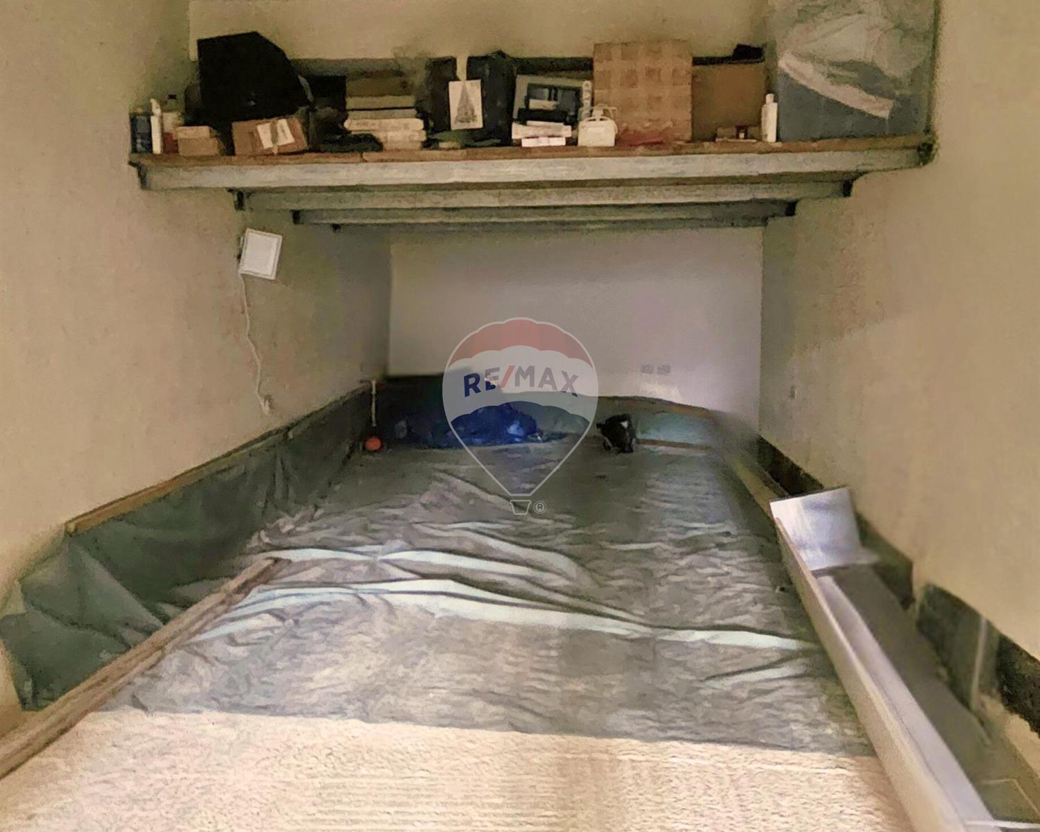 Garage (Residential)