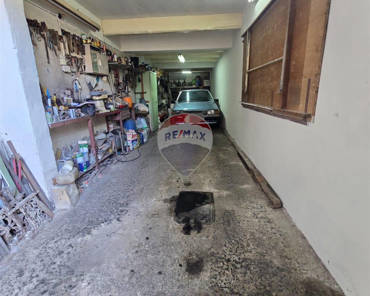 Garage (Residential)