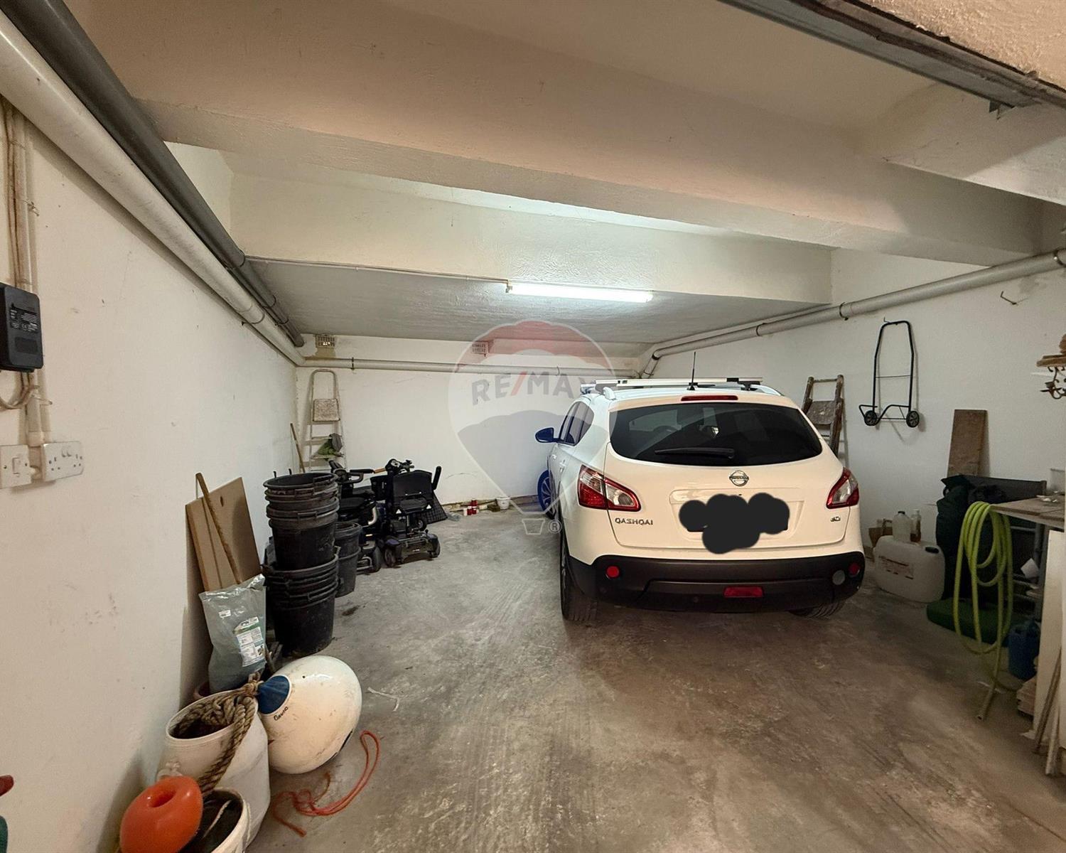 Garage (Residential)