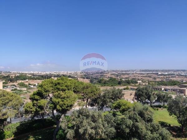 Office block to rent in Zebbug