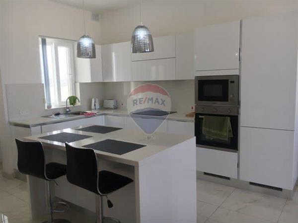 2 bedroom Penthouse to rent in Gżira - €1,900 - 100m²