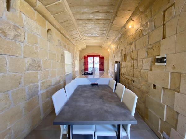 3 bedroom House of Character to rent in Fontana - €1,200