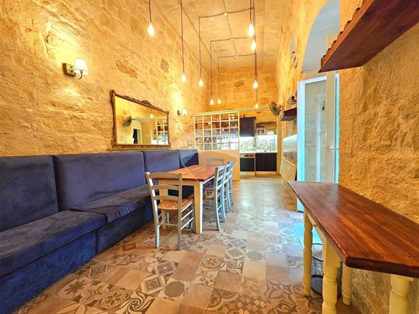7 bedroom Townhouse for sale in Żebbuġ - €910,000 - 236m²