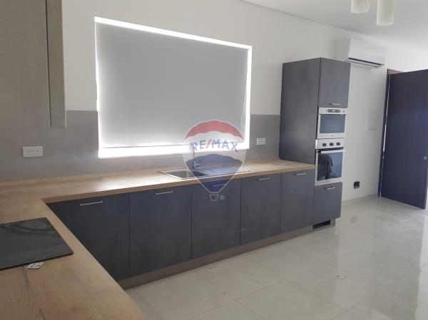 2 bedroom Penthouse to rent in Mosta - €1,200