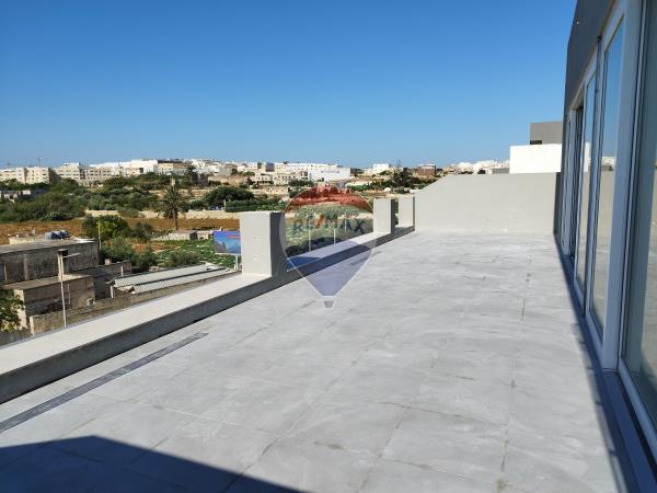 Office block to rent in Qormi