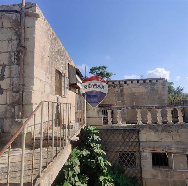 Iklin Land - Image 1