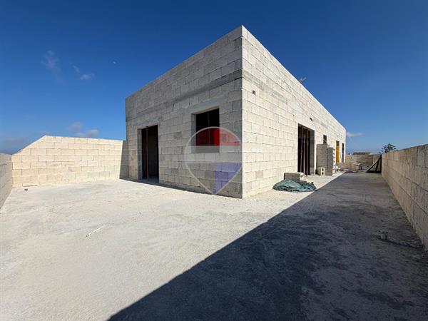 2 bedroom Penthouse for sale in Għaxaq - €425,000 - 177m²