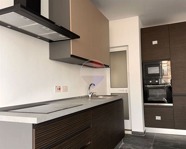 Apartment in Ħaż-Żebbuġ from Remax-malta.com – €1,200