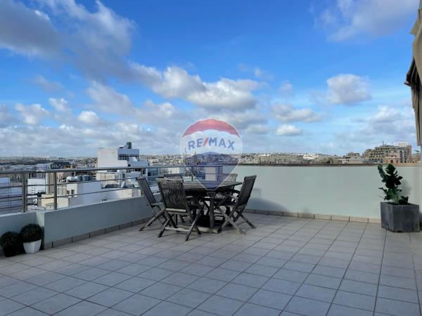2 bedroom Penthouse to rent in Sliema - €2,300