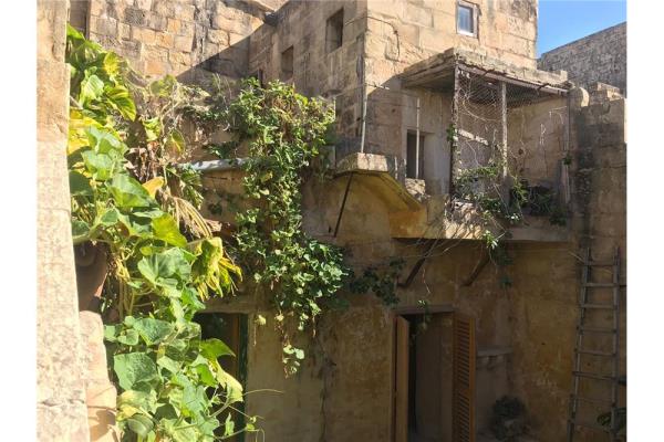 4 bedroom House of Character for sale in Qrendi - €1,595,000 - 800m²