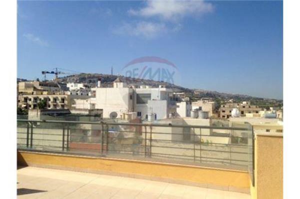 2 bedroom Penthouse to rent in Baħar iċ-Ċagħaq - €1,700
