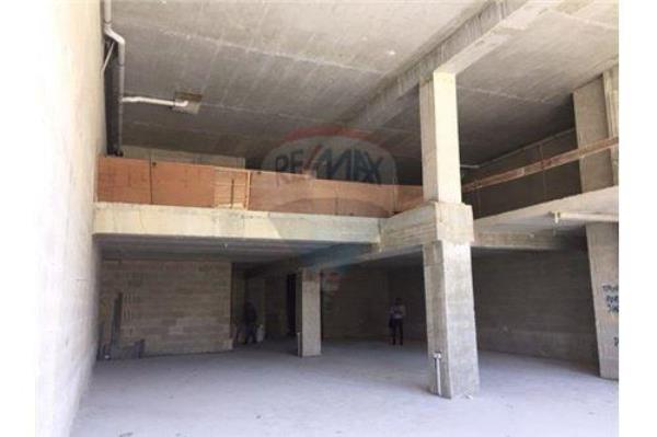 Showroom to rent in Mosta