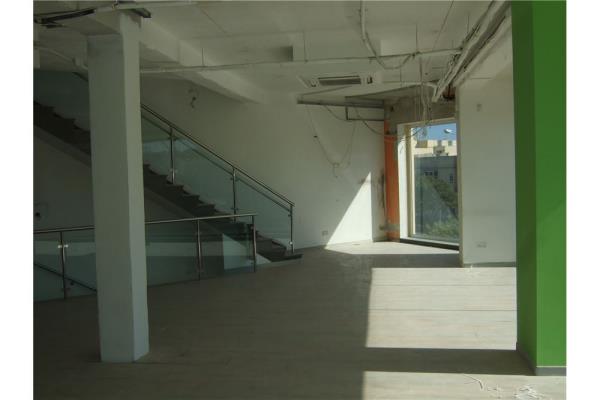 Showroom to rent in Iklin
