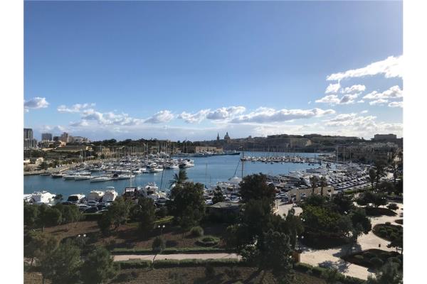 Office block to rent in Gzira