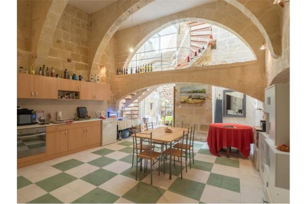 3 bedroom House of Character to rent in Żebbuġ - €1,370