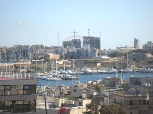 2 bedroom Penthouse to rent in Ta' Xbiex - €1,200