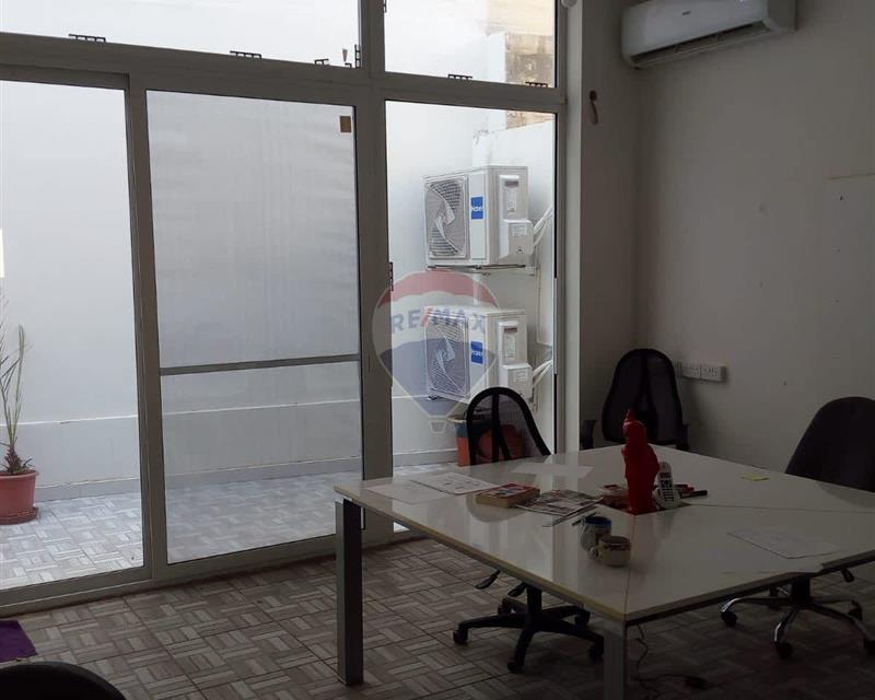 Showroom in Iklin - View 2