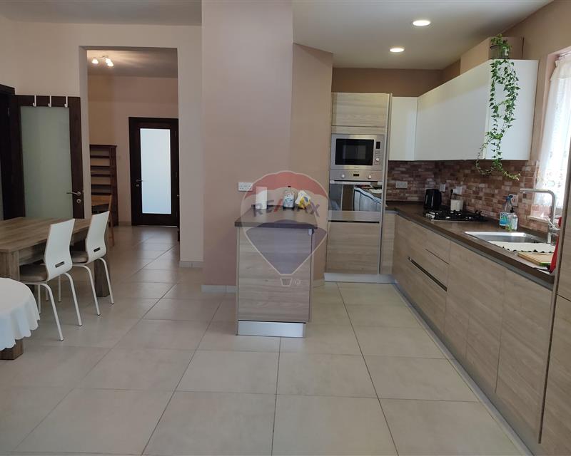 Maisonette - For Rent, Pembroke