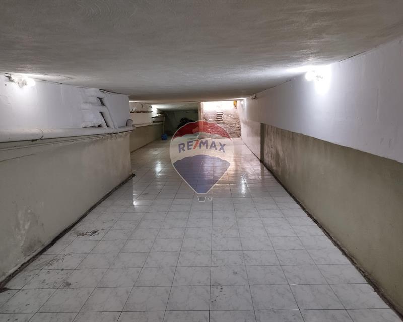 Garage (Commercial) in Santa Venera